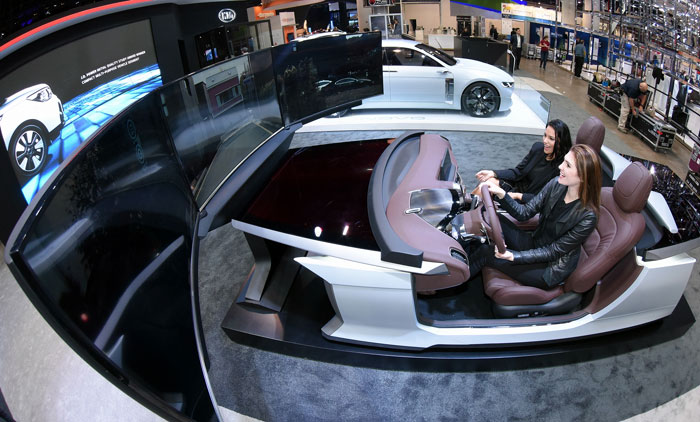 CES 2016의 기아차 부스에서 방문객들이 자율주행 기술을 가상체험하고 있다. 기아차는 2030년 양산을 목표로 개발중인 자율주행 신기술을 CES에서 소개했다.