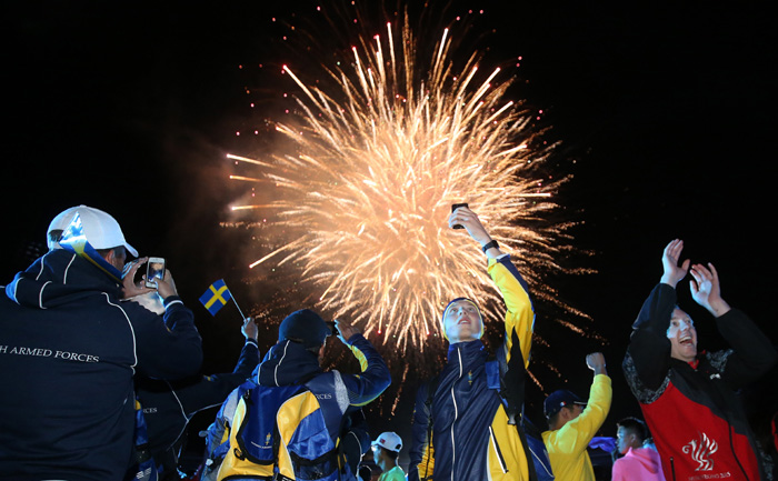 11일 ‘2015 경북문경 세계군인체육대회’ 폐막식에서 각국 군인 선수들이 사진을 찍으며 즐거워하고 있다.