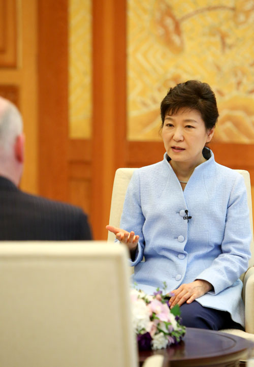 박근혜 대통령이 지난 24일 블룸버그 통신과 인터뷰를 가졌다. 사진은 지난해 5월 미국 월스트리트저널과 인터뷰를 가지고 있는 박 대통령의 모습.