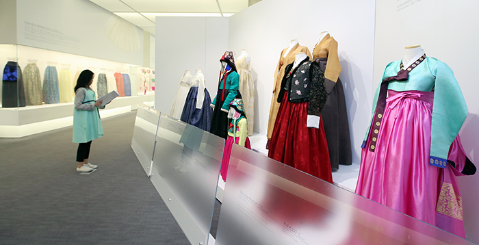 청와대 사랑채에서 열리고 있는 한복 특별전시회에서는 지난 70년 동안의 한복문화 흐름을 엿볼 수 있다.