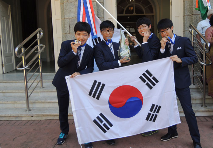 국제지구과학올림피아드에 참가한 한국 학생들이 메달과 트로피를 들고 포즈를 취하고 있다.