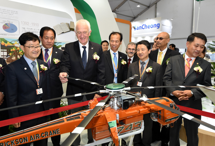 12일 강원 평창군 알펜시아리조트에서 개막한 ‘제6회 세계산불총회’ 참가자들이 산불진화헬기 모형을 살펴보고 있다.