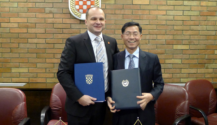 서형원 주크로아티아 대사(오른쪽)와 시니샤 하다시 돈치치 크로아티아 해운교통인프라부 장관이 12월 30일 크로아티아 해운교통인프라부에서 항공업무 협정을 체결하고 기념촬영을 하고 있다.