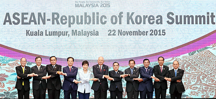 박근혜 대통령(왼쪽에서 다섯 번째)과 한-아세안 정상들이 22일 말레이시아 쿠알라룸푸르에서 열린 한-아세안 정상회의에서 기념촬영하고 있다.