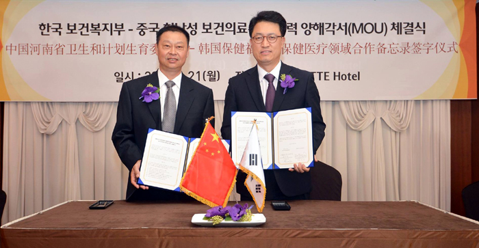 배병준 보건복지부 보건산업정책국장(오른쪽)과 중국 허난성 위생계획생육위원회의 취제 부주임이 21일 한중 보건의료협력 양해각서를 체결하고 있다.