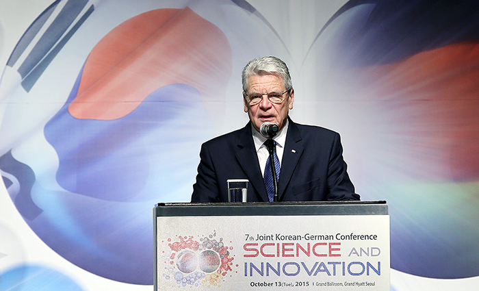 가우크 독일 대통령이 13일 열린 '과학과 혁신' 한-독 컨퍼런스에서 축사를 하고 있다.