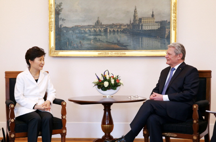 박근혜 대통령이 지난 2014년 3월 독일 국빈 방문시 베를린 대통령궁에서 요아힘 빌헬름 가욱 독일 대통령과 정상회담을 가지고 있다.