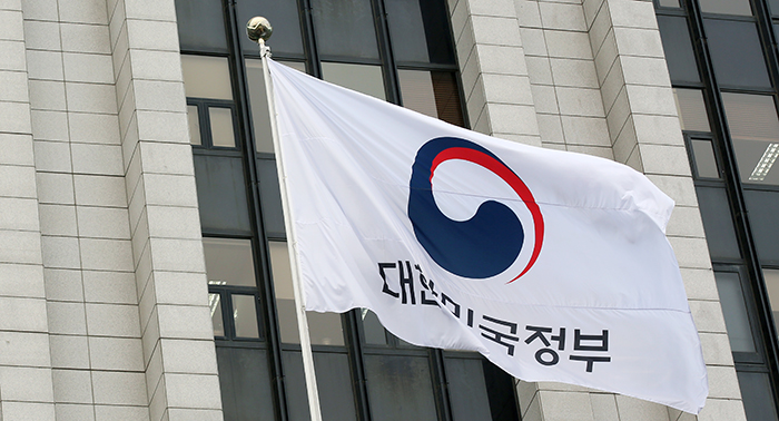 ‘무궁화’에서 ‘태극’으로 도안이 바뀐 새 정부기가 29일 첫 게양된 가운데 해병대 군악대가 축하 연주를 하고 있다.