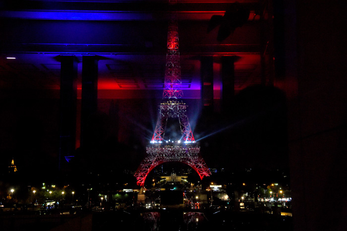 지난 18일 파리 에펠탑에 한국과 프랑스 수교 130주년을 기념하는 태극기를 형상화한 조명쇼가 펼쳐지고 있다.