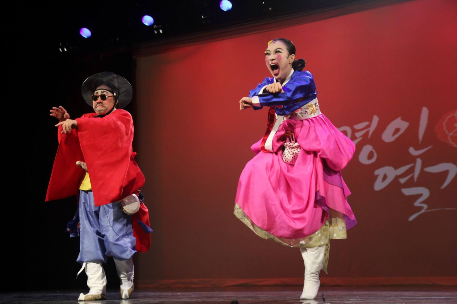 싸이의 ‘강남스타일’ 노래에 맞춰 춤을 추는 색다른 요소를 가미한 한국 하이라이트 창극 '황칠이와 뺑파' 공연 모습.