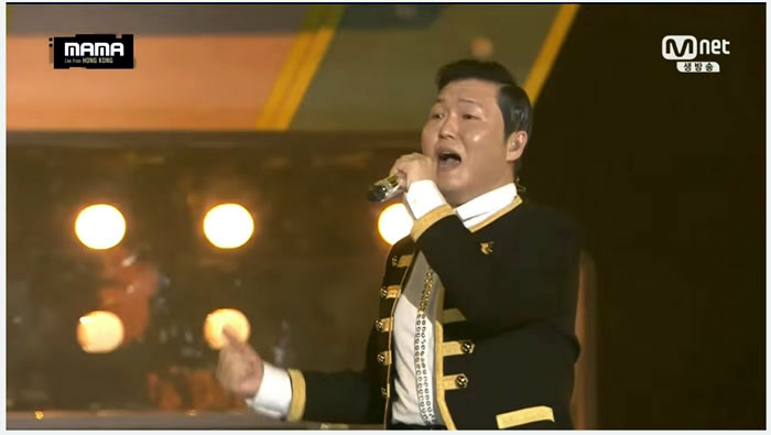 싸이가 2일 홍콩 MAMA(Mnet Asian Music Awards)에서 자신의 신곡 ‘나팔바지’, ‘대디’ 라이브무대를 선보이고 있다.