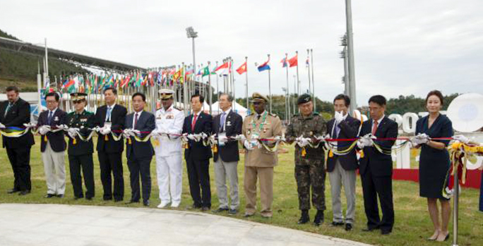 ‘2015 경북문경 세계군인체육대회’ 개막을 이틀 앞둔 지난 9월 30일 한민구 국방부장관, 하킴 알시노 국제군인스포츠위원회장, 김상기 세계군인체육대회 조직위원장 등이 참삭한 가운데 ‘세계평화공원’ 준공식이 열렸다.