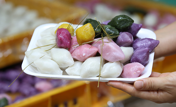 한가위하면 떠오르는 음식은 송편이다. 망원시장에서는 꿀깨, 밤, 팥, 콩 등이 속으로 들어 있는 색색의 송편을 만날 수 있다.