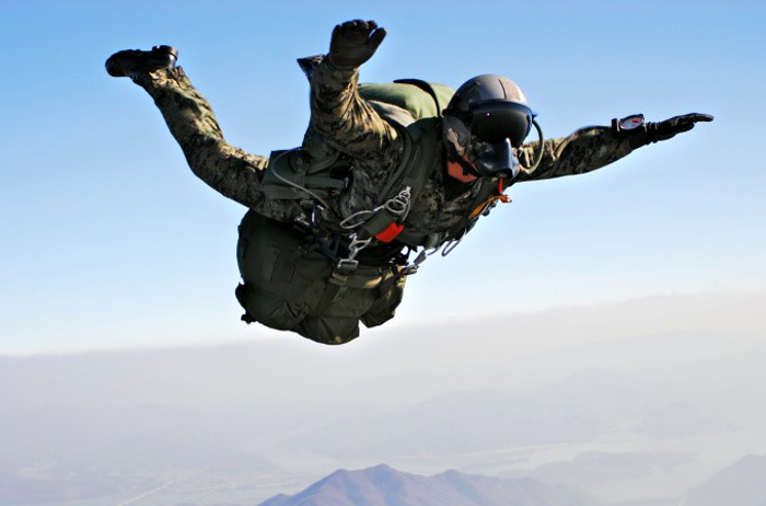 ‘2015 경북문경 세계군인체육대회’가 오는 10월 2일부터 11일까지 경상북도 문경에서 열린다. 사진은 고공낙하 종목에 출전한 선수의 경기모습.