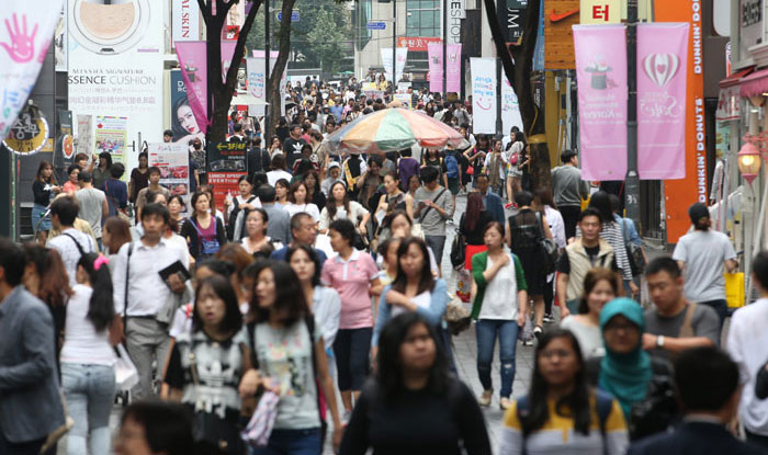 올 6-7월 메르스 사태로 인해 줄어든 방한 외국인들이 다시 한국을 찾고 있다. 사진은 올 9월 붐비는 명동 거리의 모습.