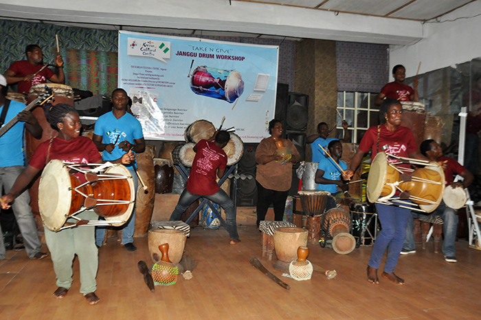 주(駐) 나이지리아 한국문화원에서 12일 열린 장구 워크숍 참가자들이 장구와 나이지리아의 전통 타악기 협연을 하고 있다.