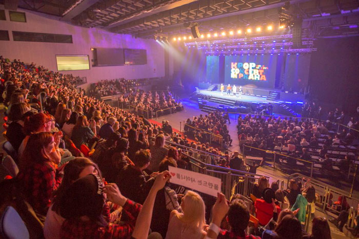 아이돌그룹 샤이니가 4일 체코 프라하의 크랄로브카 농구장에 마련된 무대에서 공연을 펼치고 있는 가운데 객석을 가득 메운 1,800 여명의 팬들이 열광하고 있다.