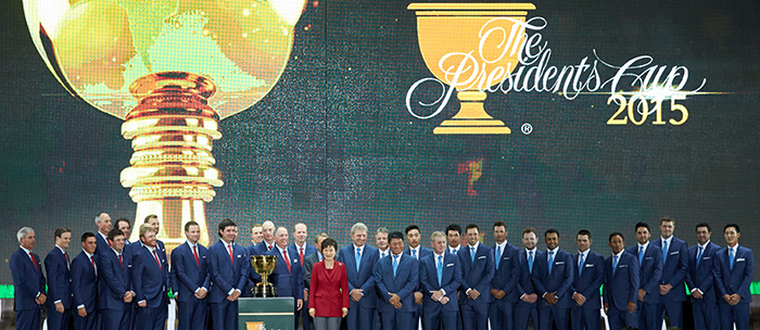 ‘2015 프레지던츠컵’ 명예의장을 맡은 박근혜 대통령이 7일 인천 송도 컨벤시아에서 열린 개막식에서 참가 선수들과 함께 기념촬영을 하고 있다.