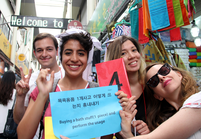‘전통시장 외국인 유랑단 프로젝트’ 참가자들이 19일 대구 중구 서문시장에서 ‘목욕용품 사오기’ 미션을 하며 즐거워하고 있다.