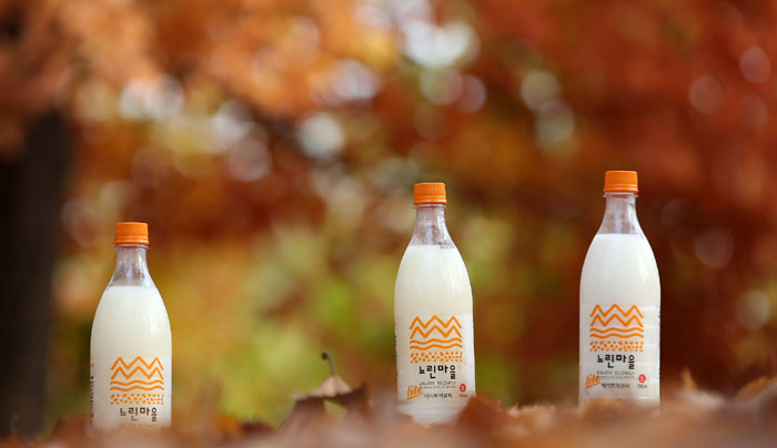 배상면주가의 느린마을 라이트 막걸리는 자연 막걸리 특유의 신선함과 탄산, 단맛이 조화이룬 부드러운 맛이 특징이다.