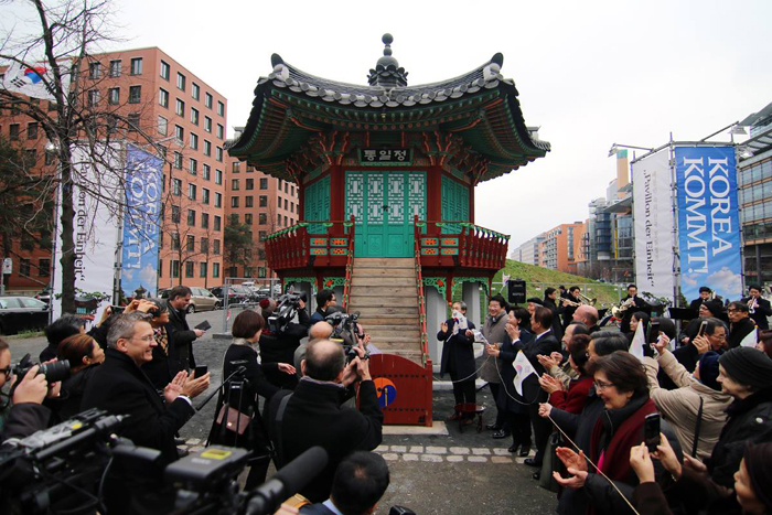 25일 베를린 포츠담 광장에 들어선 한반도 통일 염원을 담은 한국식 정자 '통일정'