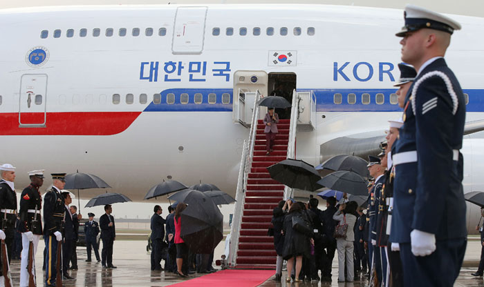 박근혜 대통령이 13일 (현지시간) 워싱턴 D.C. 인근 앤드류스 공군기지에 도착, 전용기에서 내려오고 있다.