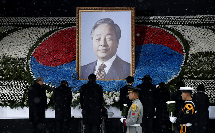 대통령 고(故) 김영삼 전(前) 대통령의 영결식이 열린 26일 유가족이 헌화 및 분향을 하고 있다.