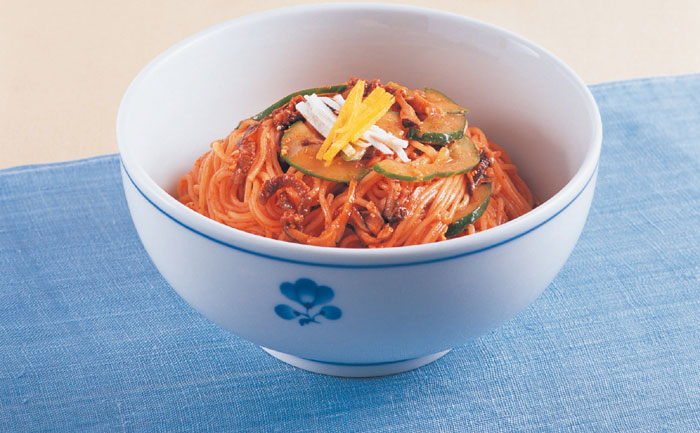 비빔국수는 새콤달콤한 고추장 양념과 쇠고기, 돼지고기, 버섯, 배, 채소 고명의 맛이 어우러져 식욕을 돋운다. 옛 조상들은 여름뿐만 아니라 겨울에도 비빔국수를 즐겨 먹었다.