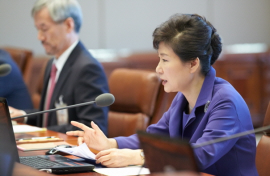 지난 6일 청와대에서 열린 수석비서관회의를 주재하고 있는 박근혜 대통령(왼쪽에서 두 번째) (사진: 청와대)