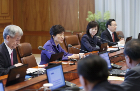 지난 6일 청와대에서 열린 수석비서관회의를 주재하고 있는 박근혜 대통령(왼쪽에서 두 번째) (사진: 청와대)