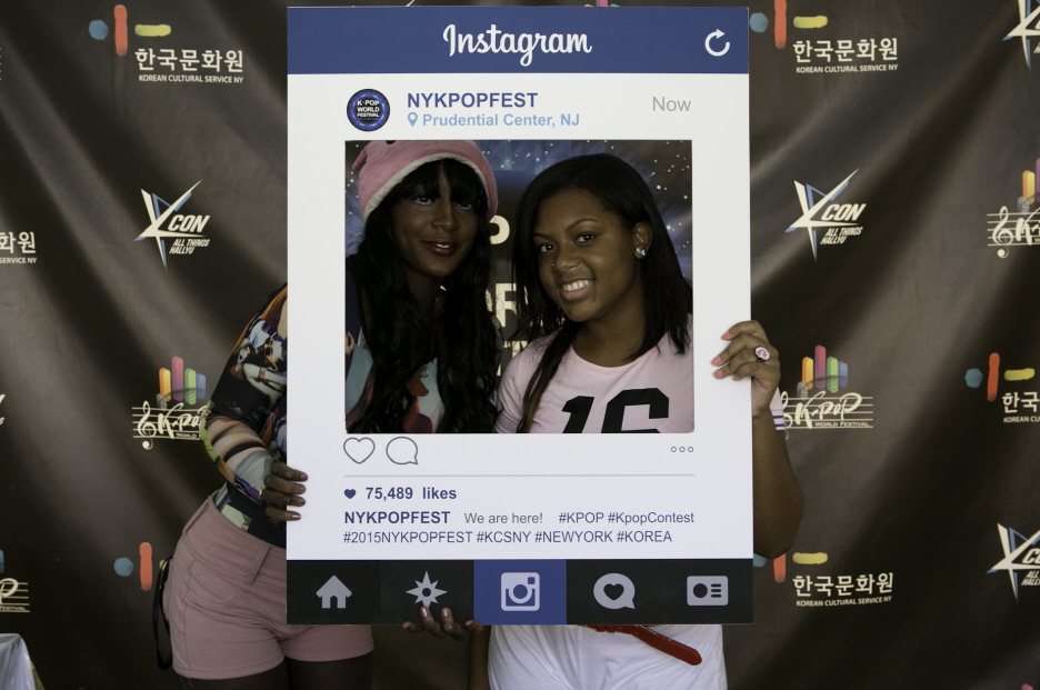 8월 8일 열린 뉴욕 한류 문화 축제 ‘2015 뉴욕 코리아데이’ 행사에서 한복, 한식, 관광, K-POP, 웹툰 등을 체험할 수 있는 문화관광부스를 운영해 다양한 한국 문화를 소개했다.3