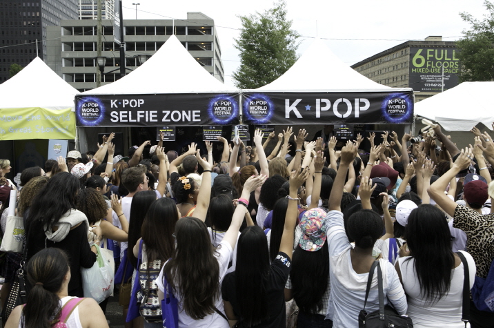 8월 8일 열린 뉴욕 한류 문화 축제 ‘2015 뉴욕 코리아데이’ 행사에서 한복, 한식, 관광, K-POP, 웹툰 등을 체험할 수 있는 문화관광부스를 운영해 다양한 한국 문화를 소개했다.
