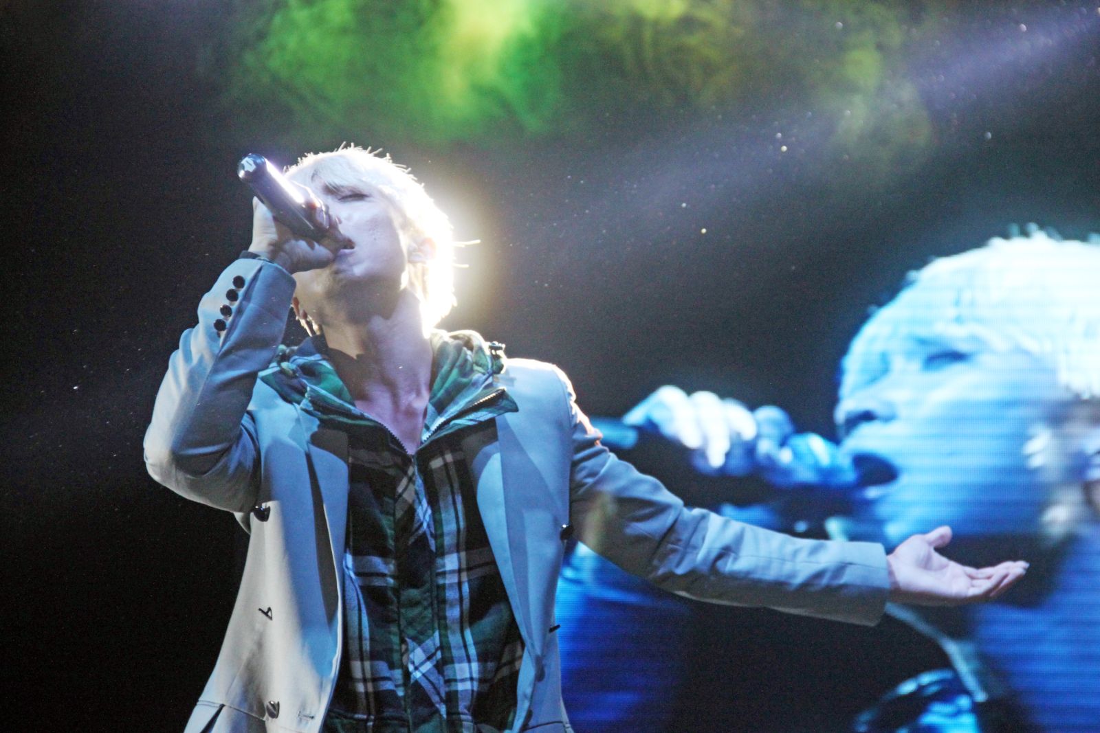 헐지 만루코트는 더원의 ‘겨울사랑’을 불러 노래 부문에서 우승을 차지했다.