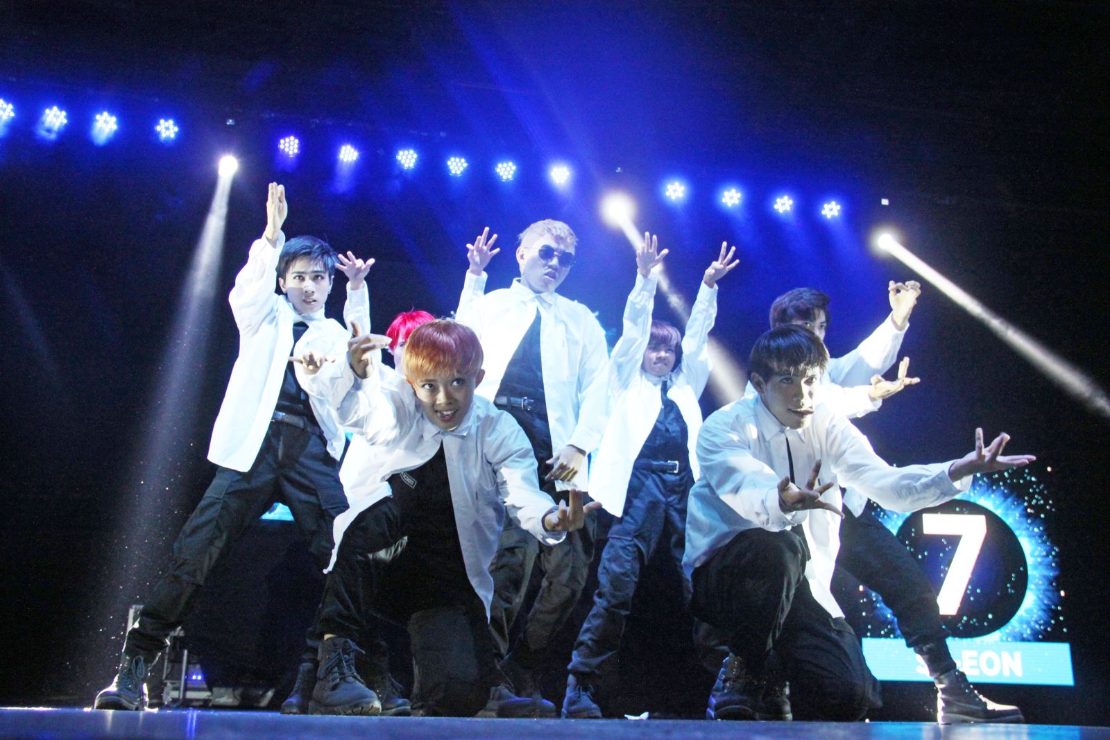 ‘2015 피노이 케이팝 스타(2015 Pinoy K-pop Star)’에 참가한 노래와 댄스 부문 총 20팀은 감성과 열정이 살아있는 케이팝 무대로 관객들을 사로잡았다.2