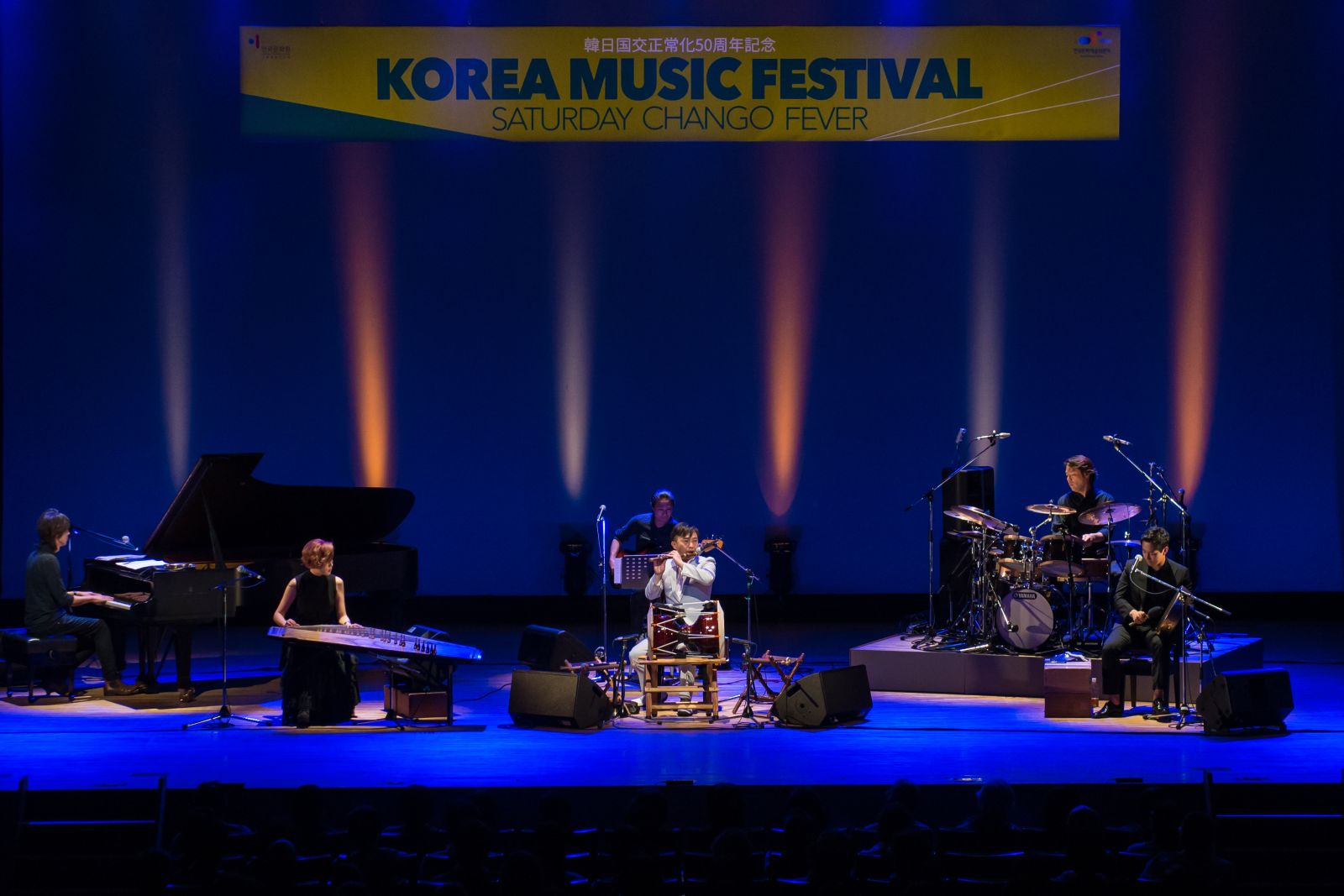 2005년부터 ‘SATURDAY CHANGO FEVER’의 기획·제작을 맡은 민영치 음악가가 프로듀스한 '신한악'을 연주 중이다.