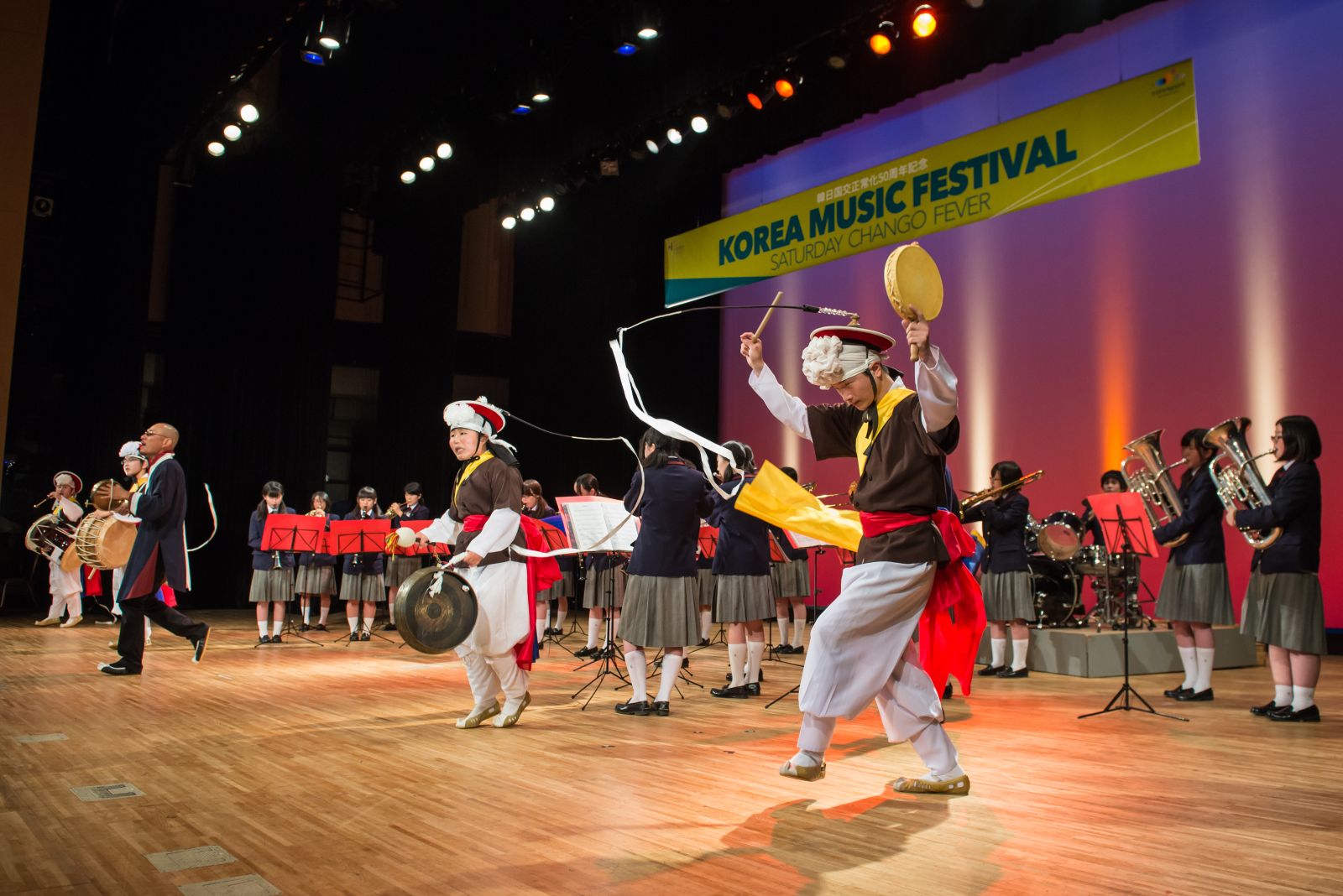 차벤학원 브라스밴드부가 사물놀이패와 협연 중이다.