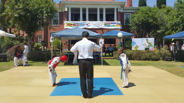 시합을 시작하기 전 심판 입회 하에 인사를 나누는 선수들의 모습.