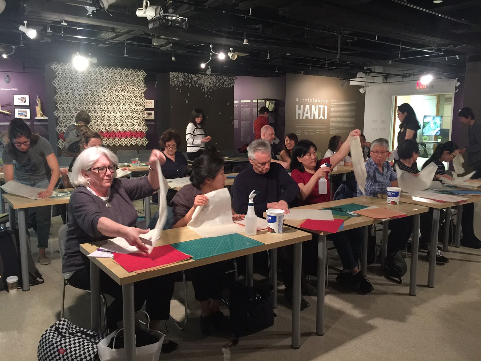 한지의 제작과정 및 한지를 이용한 예술작품을 직접 만들어 보는 에이미 리 작가의 한지 워크숍이 3월 12, 12일 열려 큰 호응을 얻었다. 