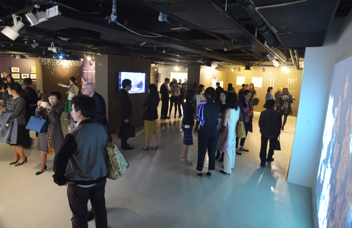 관람객들은 종이의 기능을 넘어서 산업적으로, 예술품으로써도 높은 가치를 지닌 한지의 미학에 찬사를 보냈다.