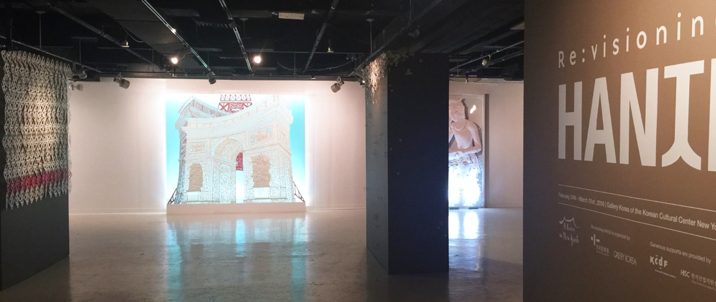 주뉴욕 한국문화원에서 한지의 과거부터 미래까지의 가치를 조명하는 전시 ‘Re:visioning HANJI’가 열렸다. 정면에 보이는 작품은 황란 작가의 'beginning of the bright' 설치미술 작품.