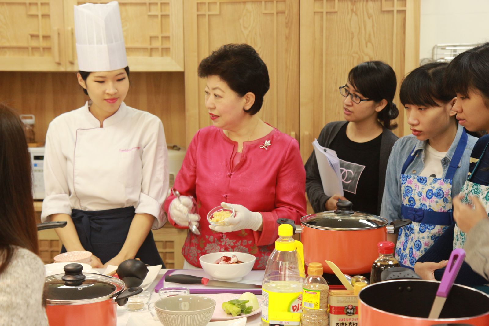 푸드앤컬쳐 아카데미 김수진 원장이 베트남 참가자들에게 직접 요리법을 시연하고 있다.