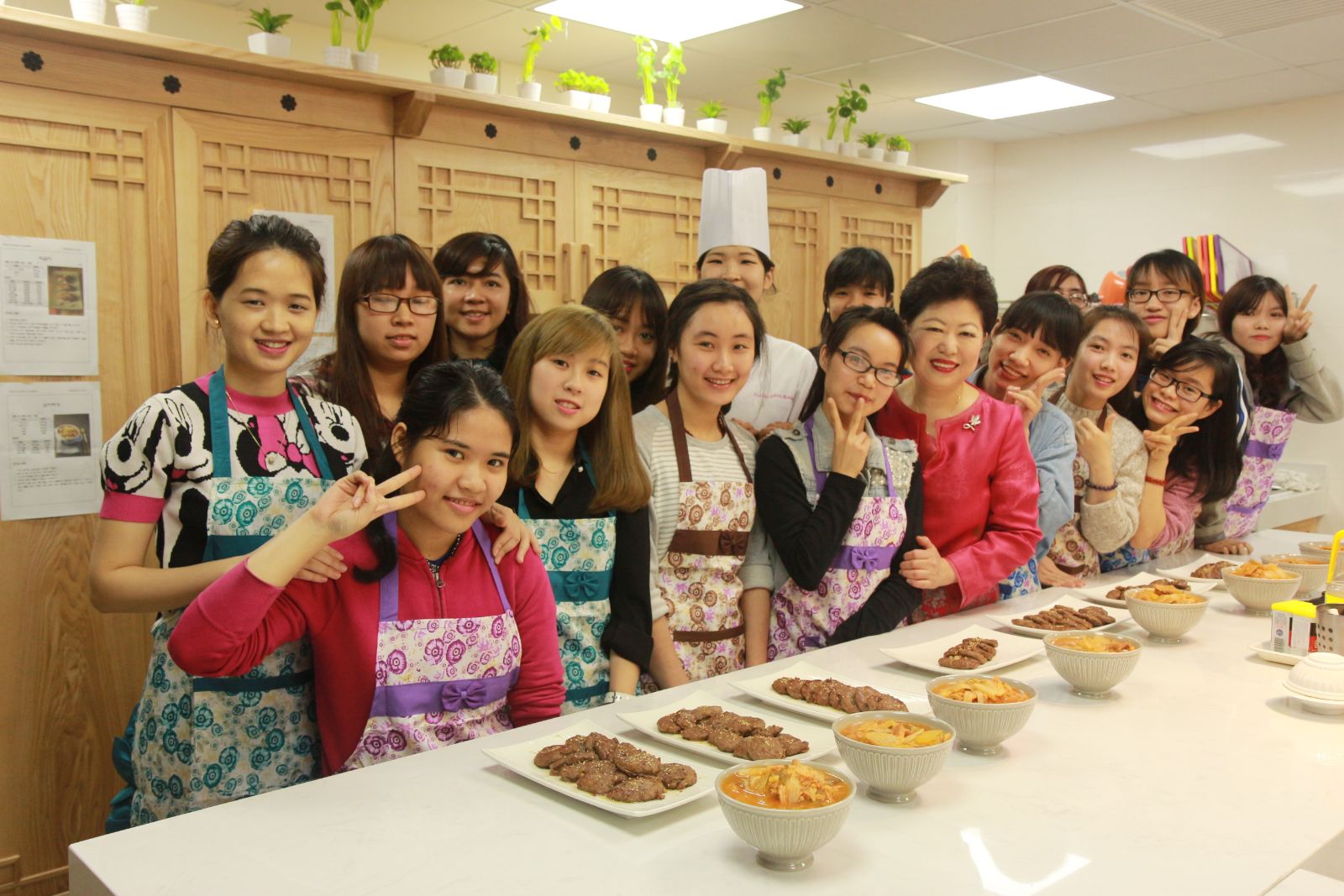 베트남 참가자들이 직접 만들어본 한국음식과 함께 기념촬영을 했다.