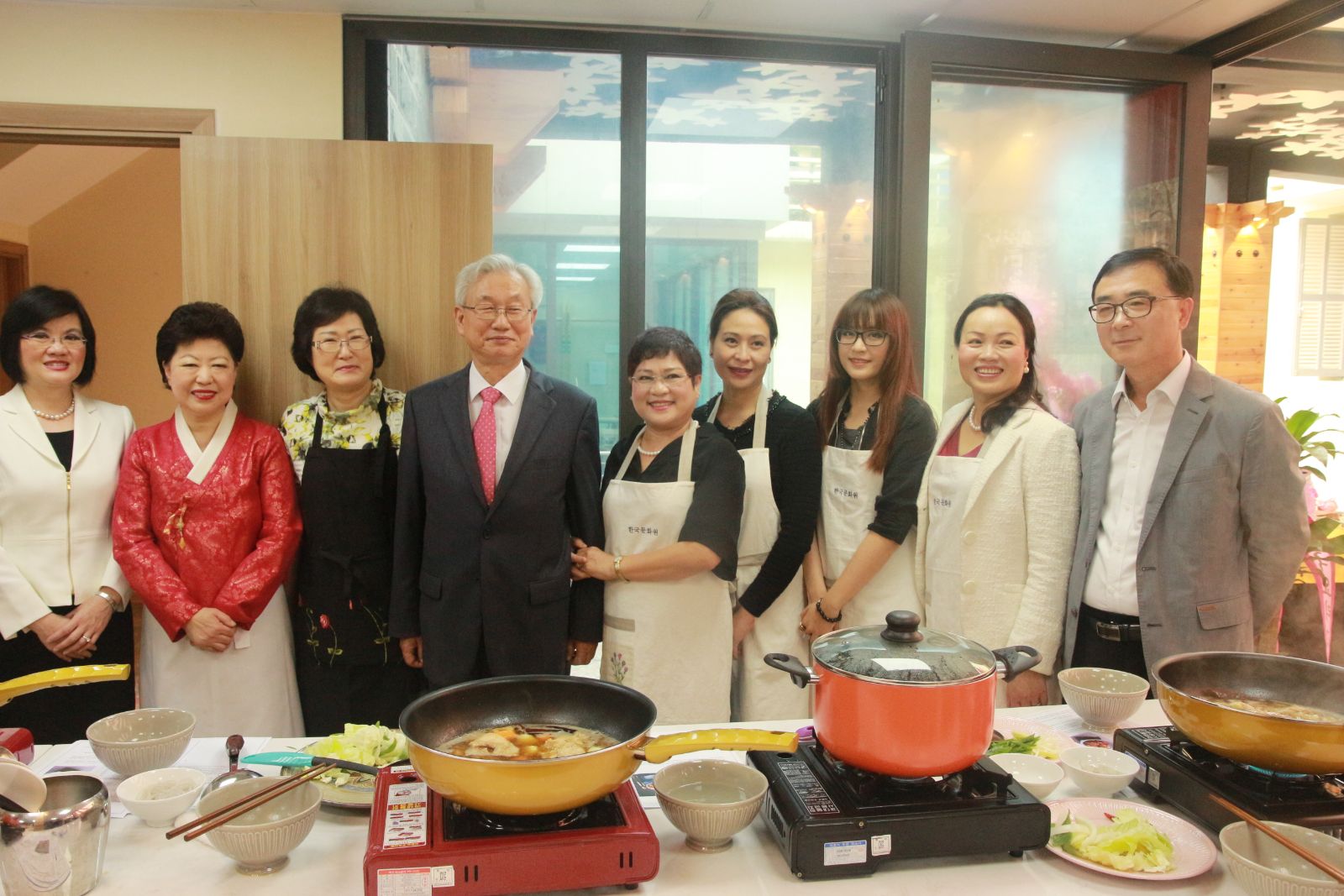 주베트남 한국대사관의 전대주 대사, 베트남 외교부장관 배우자 등 베트남 주요 인사들이 요리교실에 참여했다.