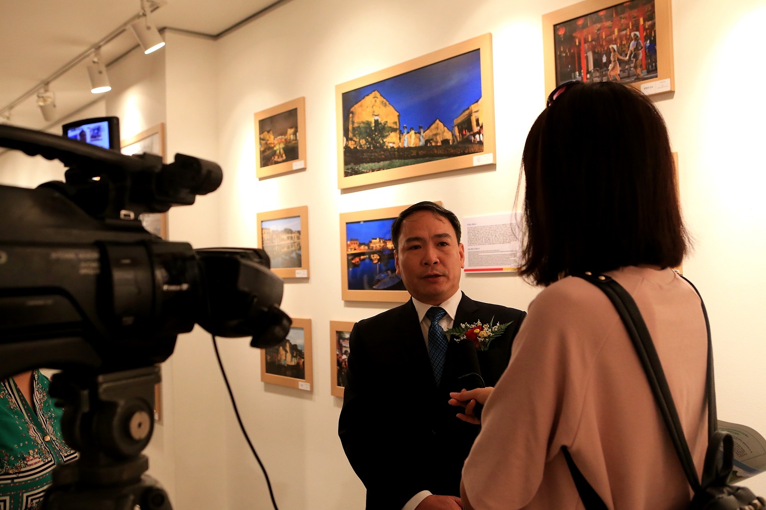 베트남미술사진전시국 부국장 마테아잉(Ma The Anh) 씨가 언론사에게 베트남 문화유산의 진가를 설명하고, 이번 사진전 개최 소감을 전하고 있다.
