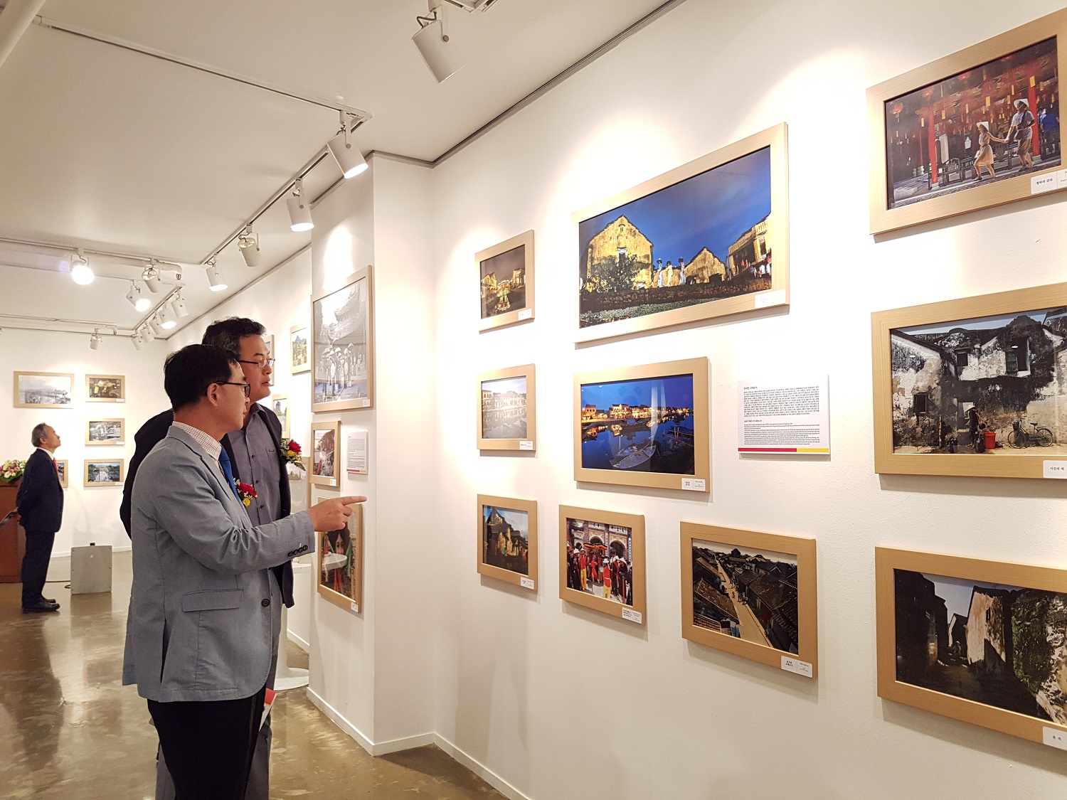 주베트남 한국문화원의 박낙종 원장이 문화재활용국 김대현 국장에게 베트남 문화유산의 역사와 유래를 사진과 함께 설명해주고 있다.