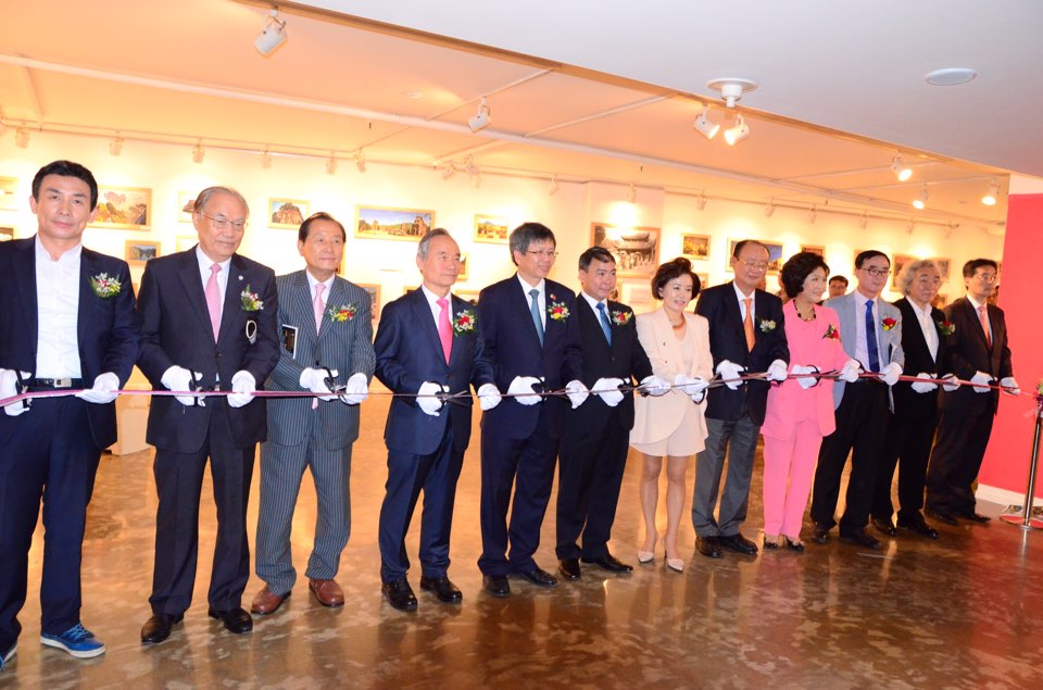 한국에서 처음으로 개최되는 베트남 유네스코 사진전을 축하하고 기념하고자 팜흐우찌 대사와 각계의 초청인사들이 테이프 커팅식을 진행하고 있다.