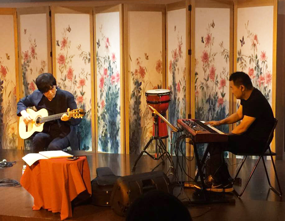 함춘호 기타리스트는 재직 중인 서울신학대학교 실용음악과 학생들과 함께 무대에 서 스승과 제자가 함께하는 훈훈한 무대를 선보였다.