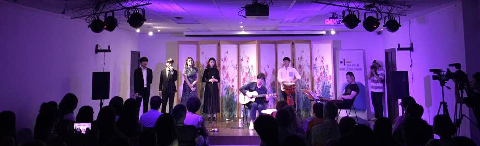 함춘호 기타리스트와 서울신학대학교 실용음악과 밴드가 7월 12일 주스페인 한국문화원 '한여름밤의 콘서트' 무대에 서 한국 대중가요의 매력을 스페인에 알렸다.