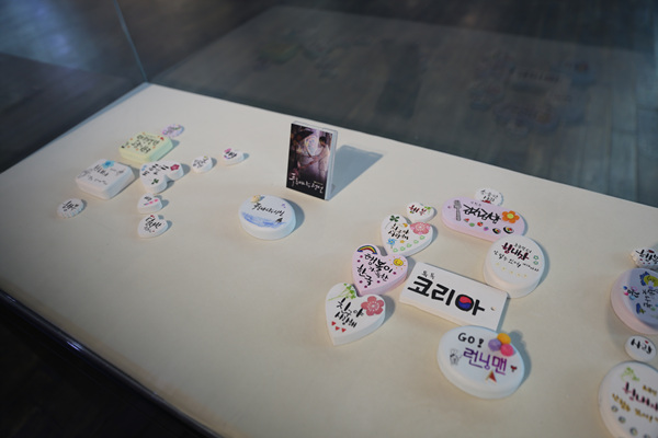 주북경 한국문화원에서 한국어를 수강하는 학생들이 캘리그라피(사진 위), 한복 종이접기(사진 아래) 등 작품을 함께 전시했다.