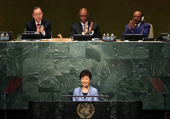 박근혜 대통령이 28일 미국 뉴욕 유엔본부에서 열린 제70차 유엔총회에서 기조연설을 한 후 참석자들의 박수를 받고 있다.